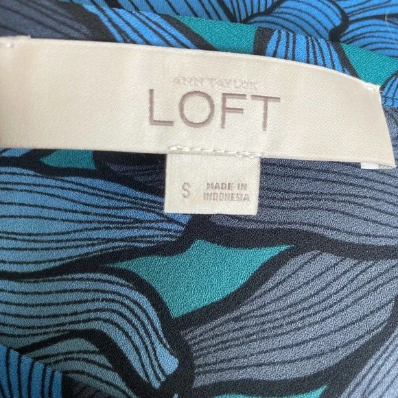 Loft Blue Floral Blouse Roll Tab Sleeve Size Small Polyester Chest Pocket - Picture 9 of 11